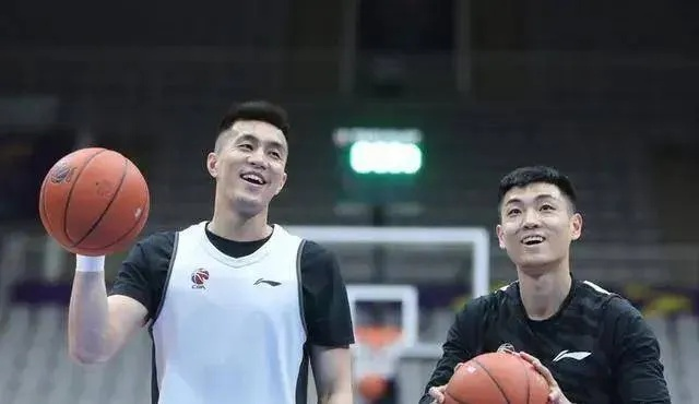 东北双子的篮球江湖，高诗岩与郭艾伦的兄弟情与竞技场