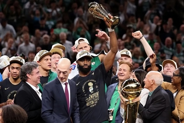 去年NBA总冠军，凯尔特人重塑荣耀，第18冠背后的传奇之路